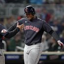 González pega 2 jonrones y Guardianes superan a Mellizos 7-6