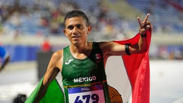 El mexicano José Santana festeja tras ganar los 10.000 metros en los Juegos Centroamericanos y del Caribe, el viernes 7 de agosto de 2026 en Santo Domingo (AP Foto/Fernando Vergara)