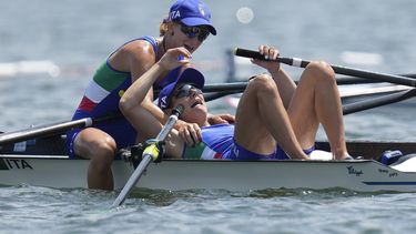 En foto del 29 de julio del 2021, Valentina Rodini y Federica Cesarini de Italia reaccionan el sculls doble en los Juegos Olímpicos. (AP Foto/Lee Jin-man)