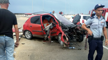 al borde de la muerte conductor que impacto contra un poste en la habana