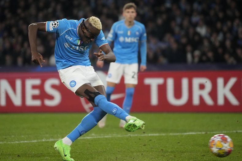 Victor Osimhen del Napoli anota el gol para el empate 1-1 ante el Barcelona en los octavos de final de la Liga de Campeones, el miércoles 21 de febrero de 2024, en Nápoles, Italia. (AP Foto/Gregorio Borgia)