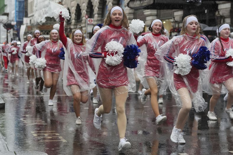 La lluvia cae mientras los artistas participan en el Desfile de Año Nuevo en el centro de Londres, el 1 de enero de 2025. (Jonathan Brady/PA vía AP)