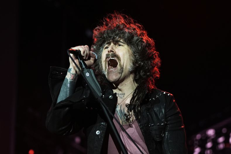 Davey Havok, de la banda de rock AFI, durante su presentación en el festival de música Corona Capital en Ciudad de México, el domingo 16 de noviembre de 2025. (Foto AP/Claudia Rosel)