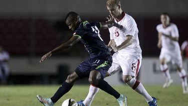 americateve | El paname&ntilde;o Armando Cooper hace una gambeta, perseguido por el canadiense Kyle Bekker, durante un partido amistoso disputado el martes 18 de noviembre de 2014 (AP Foto/Arnulfo Franco)