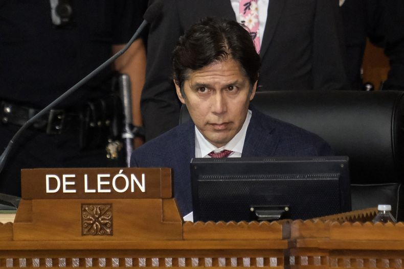 ARCHIVO - El concejal Kevin de León, del condado Los Ángeles, permanece en su escaño durante una sesión en Los Ángeles, el 13 de diciembre de 2022. (AP Foto/Ringo H.W. Chiu, archivo)