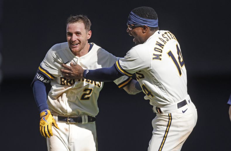 Brice Turang, de los Cerveceros de Milwaukee, festeja con el venezolano Andruw Monasterio, luego de empujar la carrera del triunfo sobre los Mellizos de Minnesota durante el décimo inning del juego del miércoles 23 de agosto de 2023 (AP Foto/Jeffrey Phelps)