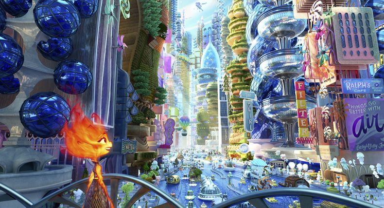 En esta imagen proporcionada por Disney/Pixar Studios, Ember, con la voz de Leah Lewis, en una escena de la película animada Elemental. (Disney/Pixar vía AP)