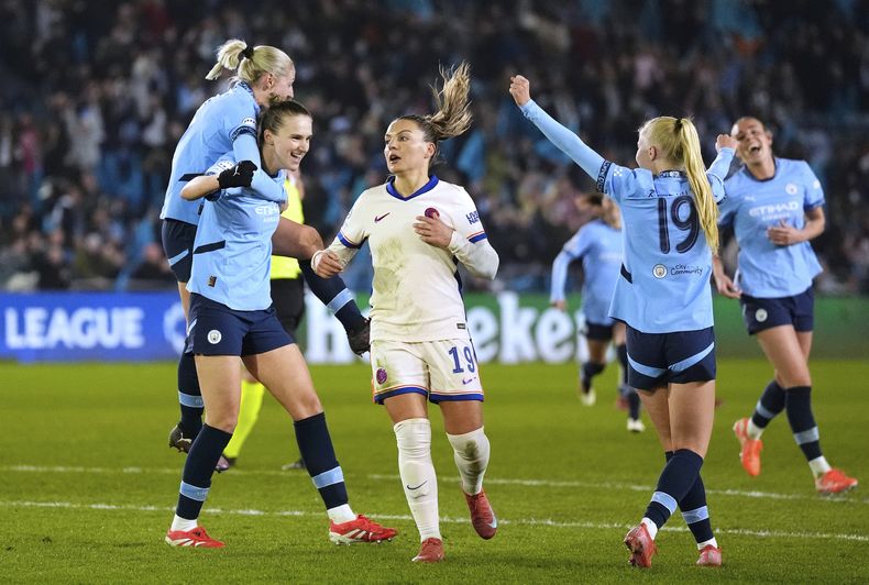 Vivianne Miedema, segunda a la izquierda, del Manchester City, celebra después de marcar el segundo gol de su equipo durante el partido de ida de la Liga de Campeonas entre Manchester City y Chelsea FC, el miércoles 19 de marzo de 2025, en Manchester, Inglaterra. (Nick Potts/PA via AP)