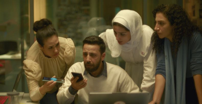 Esta imagen difundida por Mime Films/Tanit Films muestra a Nesbat Sarha, de izquierda a derecha, Motaz Malhees, Saja Kilani y Clara Khoury en una escena de The Voice of Hind Rajab. (Mime Films/Tanit Films vía AP)