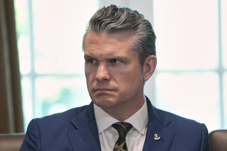 El secretario de Defensa de Estados Unidos, Pete Hegseth, en una reunión del Gabinete en la Casa Blanca, el miércoles 30 de abril de 2025, en Washington. (AP Foto/Evan Vucci)