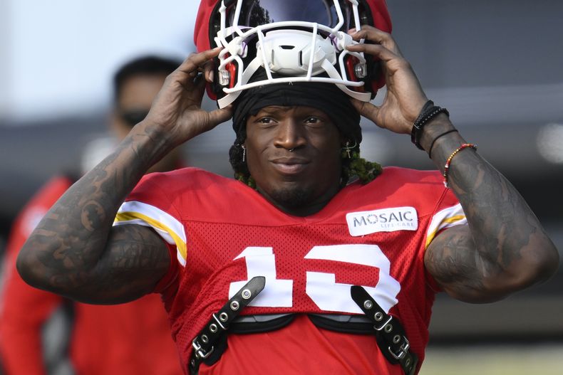 ARCHIVO - Kadarius Toney, receptor de los Chiefs de Kansas City, ingresa en el terreno al comienzo del campamento de prácticas, el 27 de julio de 2024, en St. Joseph, Missouri (AP Foto/Reed Hoffmann, archivo)