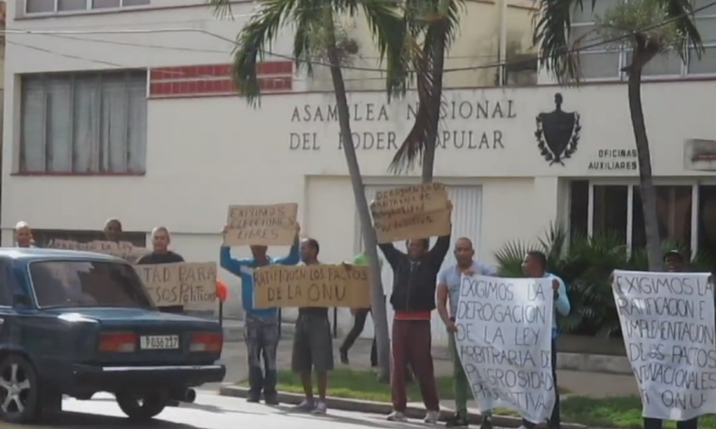 opositores gritan.png