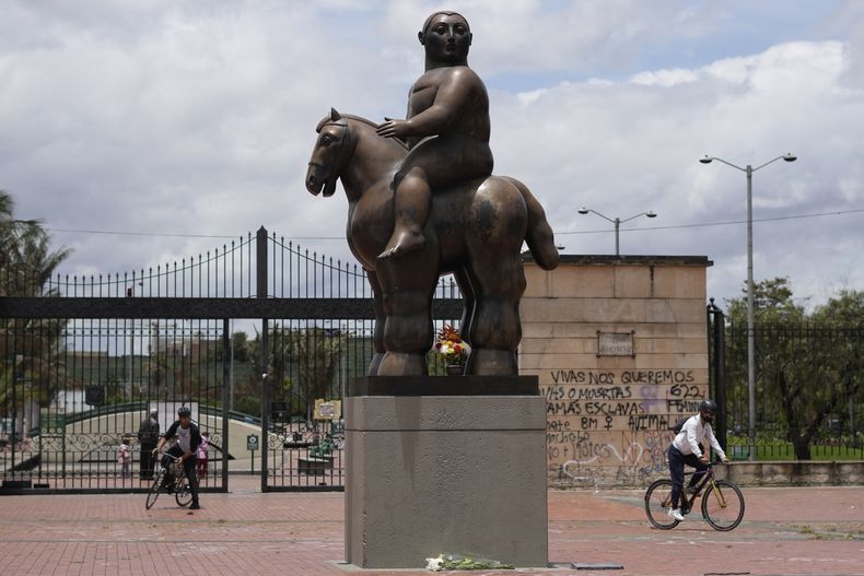 Una escultura del artista colombiano Fernando Botero, titulada Hombre a caballo fuera del Parque El Renacimiento en Bogotá, el viernes 15 de septiembre de 2023. El reconocido pintor y escultor colombiano Fernando Botero falleció viernes a los 91 años. (Foto AP/Fernando Vergara)