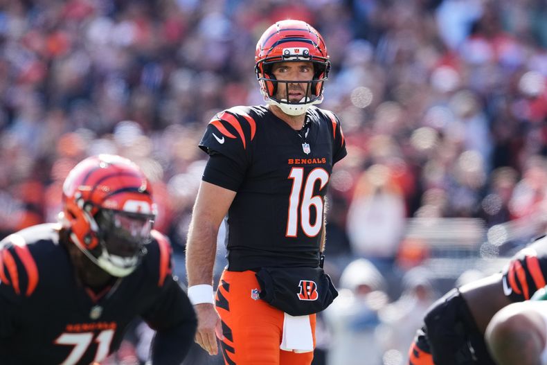 Joe Flacco (16), quarterback de los Bengals de Cincinnati, se prepara para una jugada durante la primera mitad del partido de la NFL en contra de los Jets de Nueva York, el domingo 26 de octubre de 2025, en Cincinnati. (AP Foto/Jeff Dean)