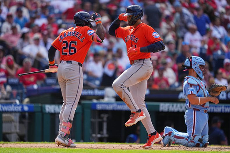 El pelotero de los Astros de Houston, Cam Smith (al centro), celebra con su compañero Taylor Trammell tras conectar un cuadrangular ante el lanzador de los Filis de Filadelfia, Jhoan Duran, durante la novena entrada de un partido de béisbol, el jueves 10 de septiembre de 2026, en Filadelfia. (Foto AP/Matt Rourke)