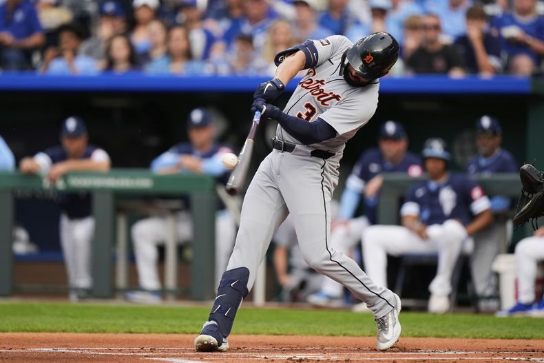 Riley Greene, de los Tigres de Detroit, batea un jonrón de dos carreras durante la primera entrada del juego de béisbol de Grandes Ligas frente a los Reales de Kansas City, el viernes 30 de mayo de 2025, en Kansas City, Missouri. (AP Foto/Charlie Riedel)