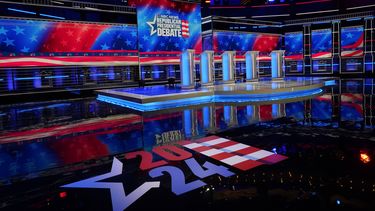 El escenario donde se realizará el debate entre los aspirantes a la candidatura presidencial republicana, en Miami. Foto tomada el 7 de noviembre de 2023. . (Foto AP /Wilfredo Lee)