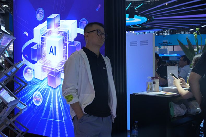 Un visitante, cerca de un puesto sobre inteligencia artificial en la World AI Conference en Shanghái, China, el 17 de julio de 2026. (AP Foto/Ng Han Guan)