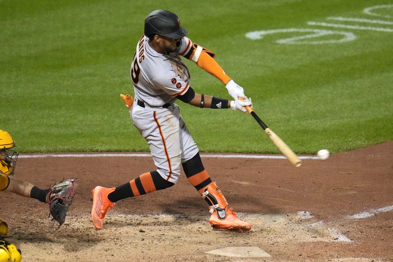 El venezolano Luis Matos, de los Gigantes de San Francisco, batea un sencillo productor ante los Piratas de Pittsburgh, el viernes 14 de julio de 2023 (AP Foto/Gene J. Puskar)