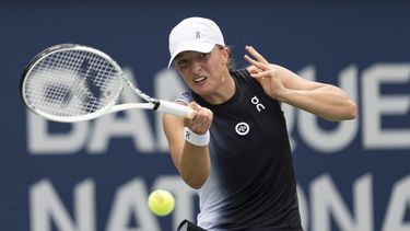 La polaca Iga Swiatek hace una devolución a la checa Karolina Muchova en el Abierto de Montreal, el jueves 10 de agosto de 2023 (TChristinne Muschi/The Canadian Press via AP)