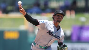 El lanzador de los Marlins de Miami, Eury Pérez, realiza un lanzamiento hacia un bateador de los Atléticos durante la primera entrada de un partido de béisbol, el domingo 5 de julio de 2026, en West Sacramento, California. (Foto AP/Scott Marshall)