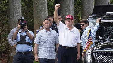 El presidente de Estados Unidos, Donald Trump, hace un gesto a sus seguidores reunidos por el Día de los Presidentes a su salida del Trump International Golf Club, el lunes 17 de febrero de 2025 en West Palm Beach, Florida. (AP Foto/Ben Curtis)