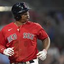 El dominicano Rafael Devers, de los Medias Rojas de Boston, vuelve al dugout luego de anotar ante los Rojos de Cincinnati, el jueves 1 de junio de 2023 (AP Foto/Steven Senne)