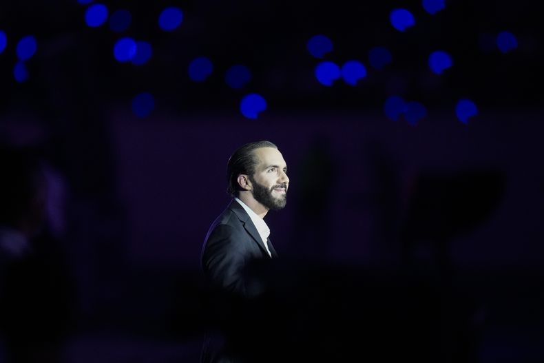 ARCHIVO - El presidente salvadoreño Nayib Bukele es iluminado por un reflector durante la ceremonia inaugural de los Juegos Centroamericanos y del Caribe el 23 de junio de 2023, en el estadio Jorge El Mágico González, en San Salvador, El Salvador. (AP Foto/Arnulfo Franco, archivo)