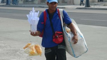 Guillermo lleva más de tres años recorriendo el Malecón habanero vendiendo chucherías para mantener su humilde hogar.