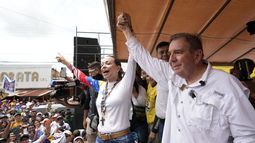 ARCHIVO - El candidato presidencial de la oposición venezolana Edmundo González y la líder opositora María Corina Machado saluda a sus seguidores en un acto político en Barinas, Venezuela, el 6 de julio de 2024. (AP Foto/Ariana Cubillos, Archivo)
