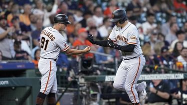 Wilmer Flores, derecha, de los Gigantes de San Francisco, celebra con el coach de tercera, Mark Hallberg (91), después de conectar cuadrangular en contra de los Astros de Houston durante la novena entrada el juego de béisbol, el miércoles 3 de mayo de 2023, en Houston. (AP Foto/David J. Phillip)