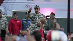 El presidente Nicolás Maduro apunta a la multitud en una marcha en Caracas, Venezuela, el martes 7 de enero de 2025, en los días previos a su toma de posesión para un tercer mandato. (AP Foto/Matías Delacroix)