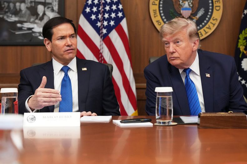 El secretario de Estado, Marco Rubio, habla mientras el presidente Donald Trump escucha durante una reunión del gabinete, el viernes 31 de julio de 2026, en Camp David —la residencia de descanso presidencial—, cerca de Thurmont, Maryland. (AP Foto/Jacquelyn Martin)