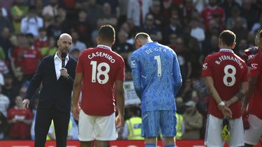 El técnico del Manchester United, Erik ten Hag, se dirige a sus jugadores al final del partido contra Fulham en la Liga Premier, el domingo 28 de mayo de 2023, en Manchester. (AP Foto/Rui Vieira)