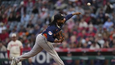 El dominicano Framber Veldez, de los Astros de Houston, hace un lanzamiento en el juego ante los Angelinos de Los Ángeles, el martes 9 de mayo de 2023 (AP Foto/Ashley Landis)