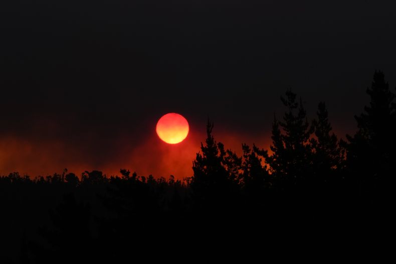 El sol se pone en medio de los incendios forestales el 3 de febrero de 2024, en Viña del Mar, Chile. (AP Foto/Esteban Félix)