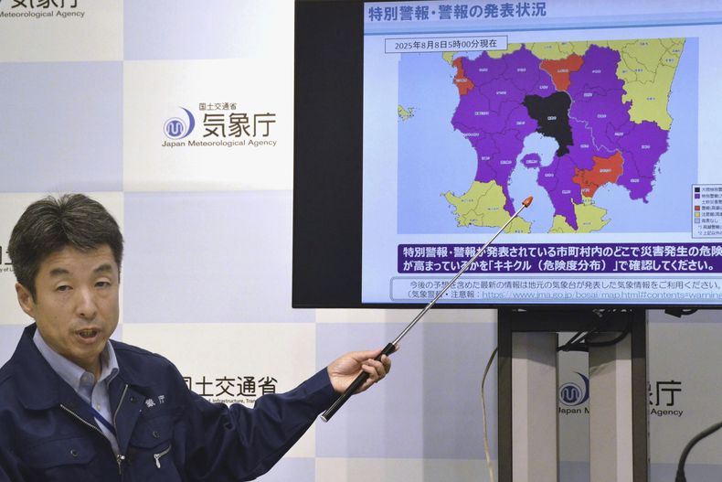 Un funcionario ofrece una rueda de prensa en la Agencia Meteorológica de Japón, en Tokio, el viernes 8 de agosto de 2025. (Kyodo News vía AP)