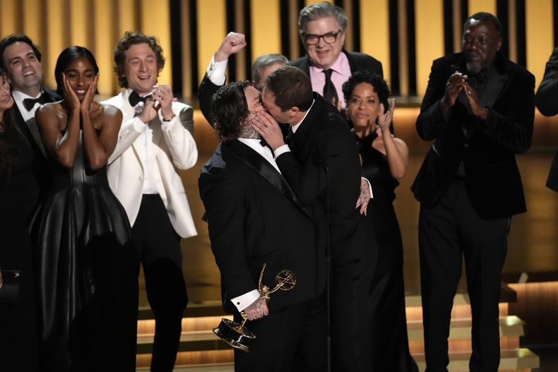 Matty Matheson, centro, y Ebon Moss-Bachrach se besan después de que The Bear ganara el premio a mejor comedia en la 75a edición de los Premios Emmy el lunes 15 de enero de 2024 en el Teatro Peacock de Los Ángeles. (Foto AP/Chris Pizzello)