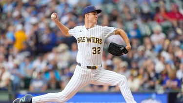 Jacob Misiorowski, de los Cerveceros de Milwaukee, trabaja durante la primera entrada del juego de béisbol de Grandes Ligas ante los Cardenales de San Luis, el domingo 27 de septiembre de 2026, en Milwaukee. (AP Foto/Kayla Wolf)