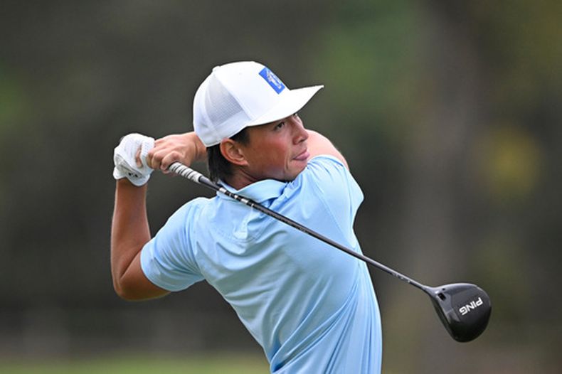 ARCHIVO - El estadounidense Kihei Akina realiza su tiro de salida hacia el hoyo 10 durante un torneo de la NCAA el 15 de septiembre de 2026 en Rancho Santa Fe, California (AP Foto/Denis Poroy, archivo)