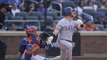 Calhoun conecta 2 jonrones y Rangers supera 7-3 a Mets