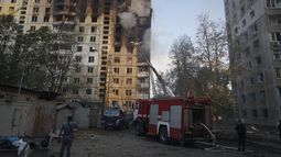 Bomberos apagan un incendio después de que una bomba planeadora rusa teledirigida alcanzó un edificio de apartamentos, el viernes 30 de agosto de 2024, en Járkiv, Ucrania. (AP Foto/Andrii Marienko)