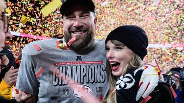 ARCHIVO - Travis Kelce, a la izquierda, y Taylor Swift posan después del partido de fútbol americano de la NFL por el Campeonato de la AFC contra los Bills de Buffalo, el 26 de enero de 2025, en Kansas City, Mo. (Foto AP/Ashley Landis, archivo)
