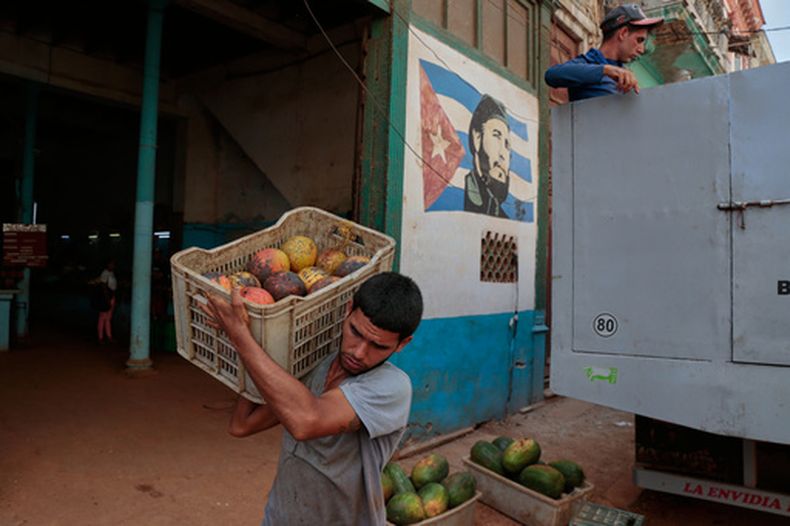 Un trabajador descarga cajas de fruta en un mercado estatal en La Habana, Cuba, el miércoles 17 de junio de 2026. (Foto AP/Jorge Luis Baños)