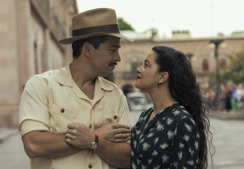 Esta imagen difundida por Netflix muestra a Alfonso Herrera, a la izquierda, y Paulina Gaitán en una escena de la serie Las muertas.(Netflix vía AP)