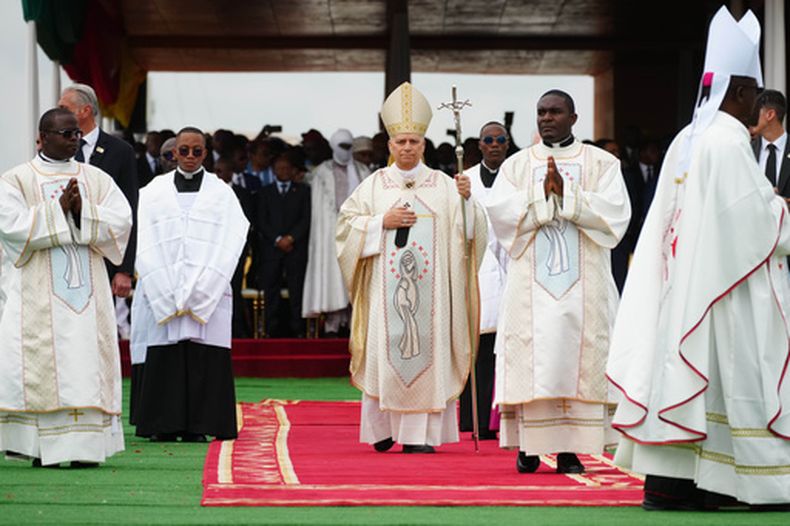 El papa León XIV llega al aeropuerto de Yaundé Ville para oficiar una misa, en Camerún, el 18 de abril de 2026, en el sexto día de su viaje pastoral por África. (AP Foto/Andrew Medichini)