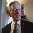 El senador Tommy Tuberville, republicano por Alabama, habla con los periodistas, en el Capitolio, en Washington, el 6 de septiembre de 2023. (Foto AP/J. Scott Applewhite)
