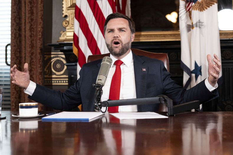 El vicepresidente de Estados Unidos, JD Vance, presenta un episodio de The Charlie Kirk Show en la Casa Blanca, tras el asesinato del titular del programa, el lunes 15 de septiembre de 2025, en Washington. (Doug Mills/The New York Times vía AP, Pool)