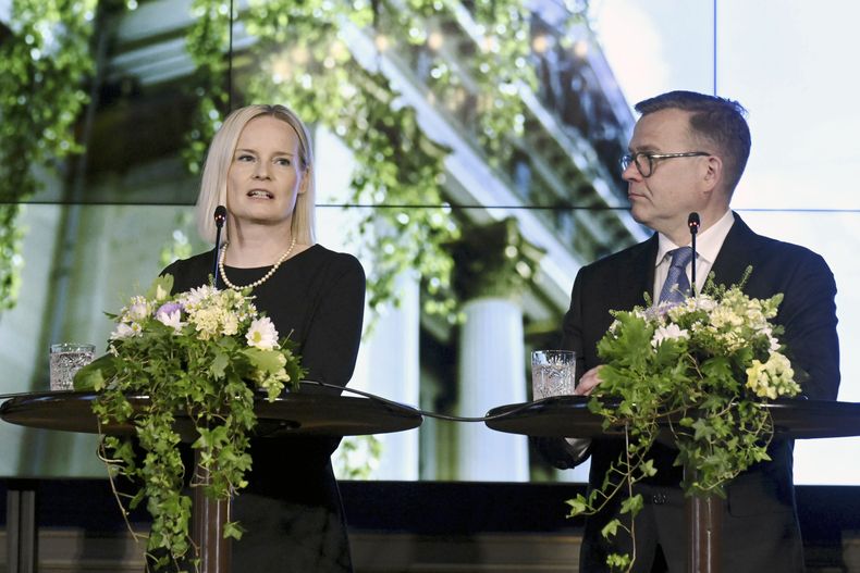 El nuevo primer ministro de Finlandia, Petteri Orpo, y su ministra de Hacienda, Riikka Purra, realizan una conferencia en Helsinki, 11 de julio de 2023. (Jussi Nukari/Lehtikuva via AP)