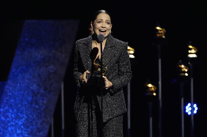 Natalia Lafourcade recibe el premio a mejor álbum de rock o música alternativa latina por De todas las flores en la 66a entrega anual de los Premios Grammy el domingo 4 de febrero de 2024 en Los Ángeles. (Foto AP/Chris Pizzello)